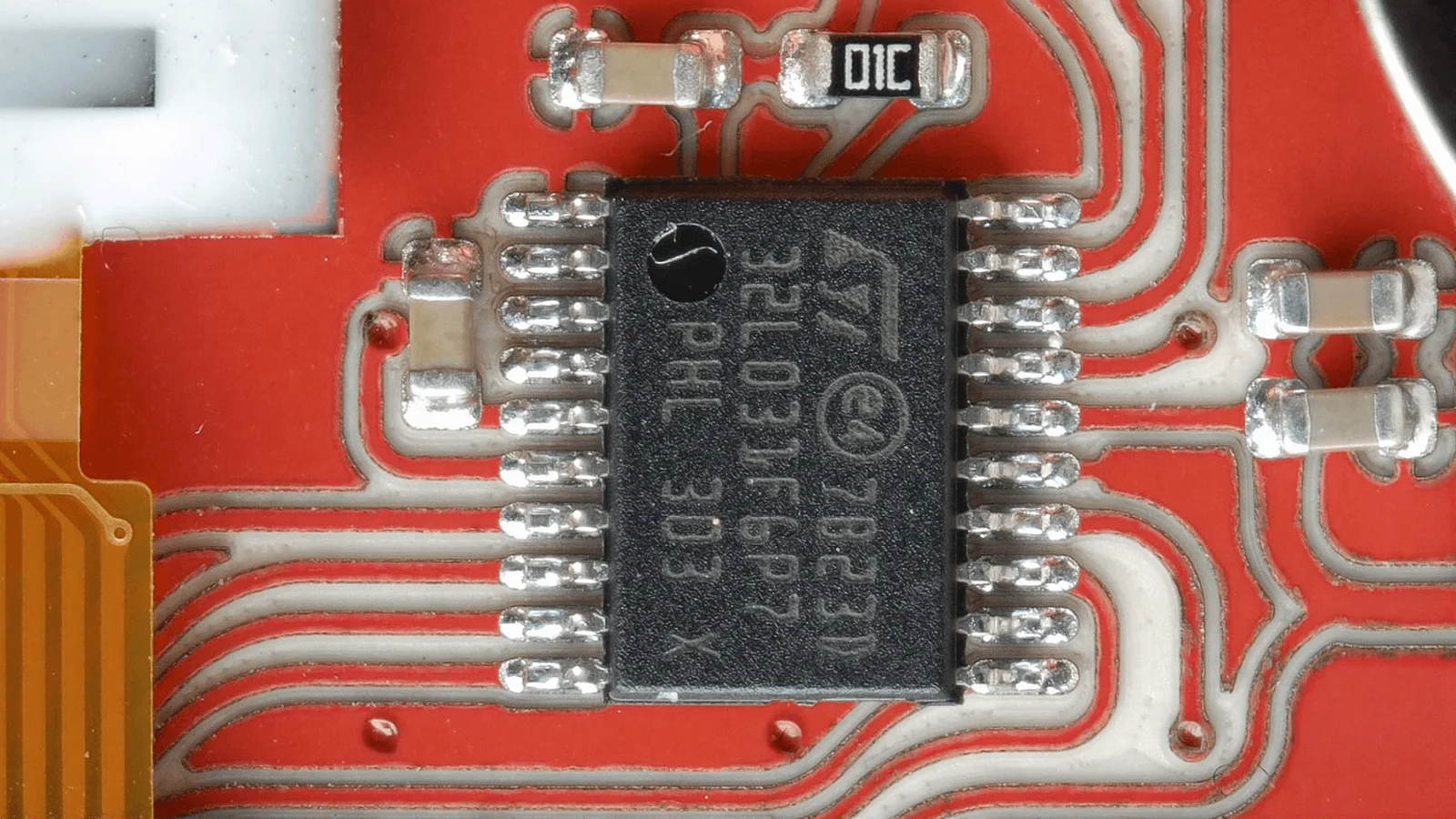 Fine-pitch integrated circuit with clean solder joints