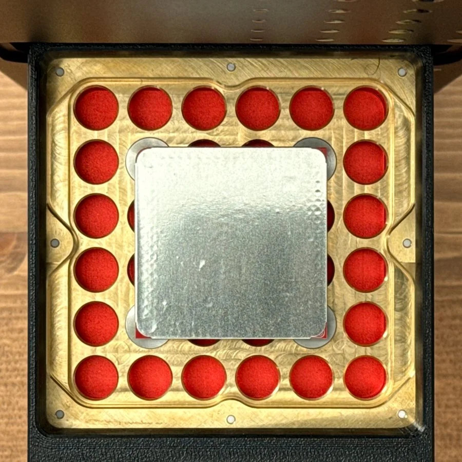 固定在 PCB 基板上的锡箔模板片