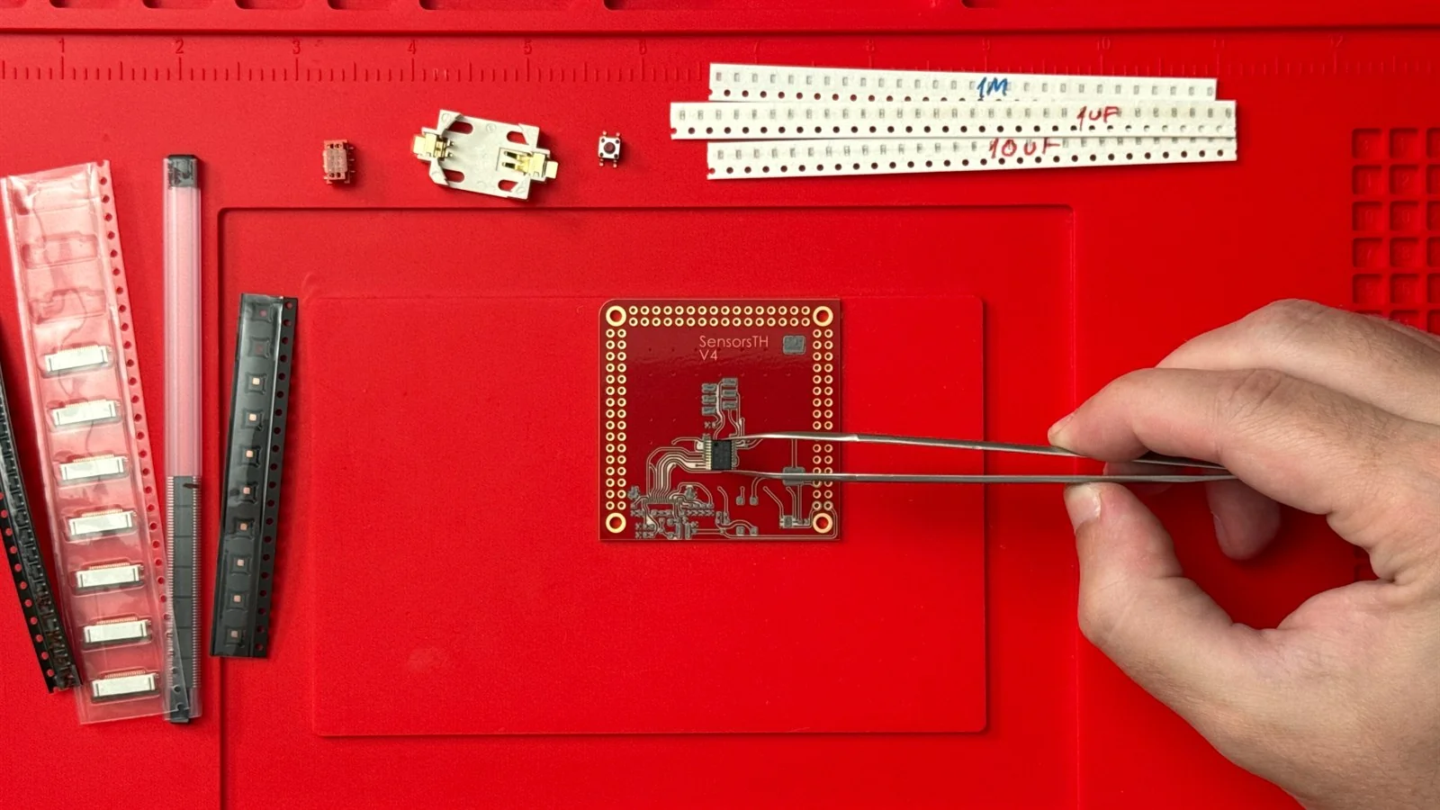 用镊子将元件放到刚加工完成的 PCB 上